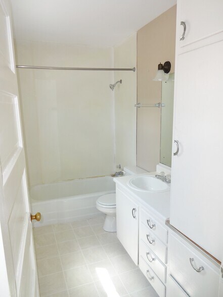 Bathroom - 27 6th Ave SE