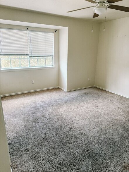 Building Photo - 915 Sagewood Trail