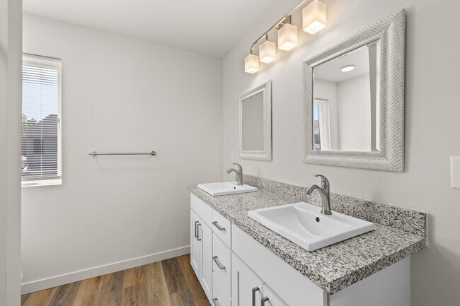 Building Photo - 2028 Sunset Dr