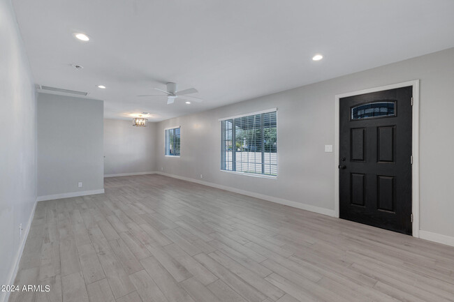 Building Photo - 607 E Encanto Dr