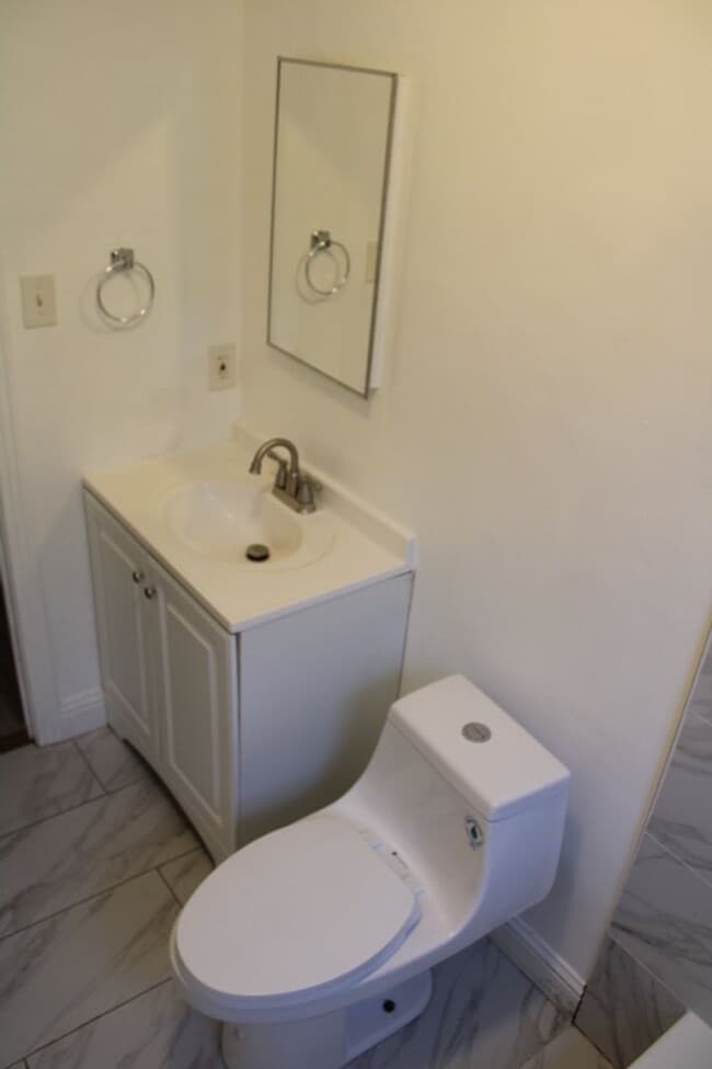 Building Photo - 400 33rd St