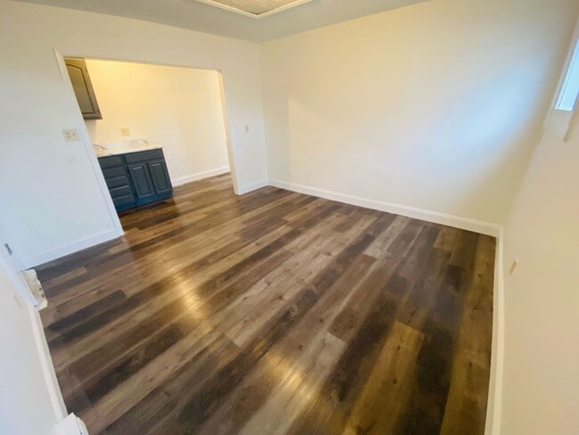 Building Photo - New Remodeled Downtown Home w/ detached carriage house, fenced back yard,