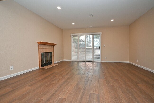 Building Photo - $3190 -- Beautifully Remodeled Townhome in...