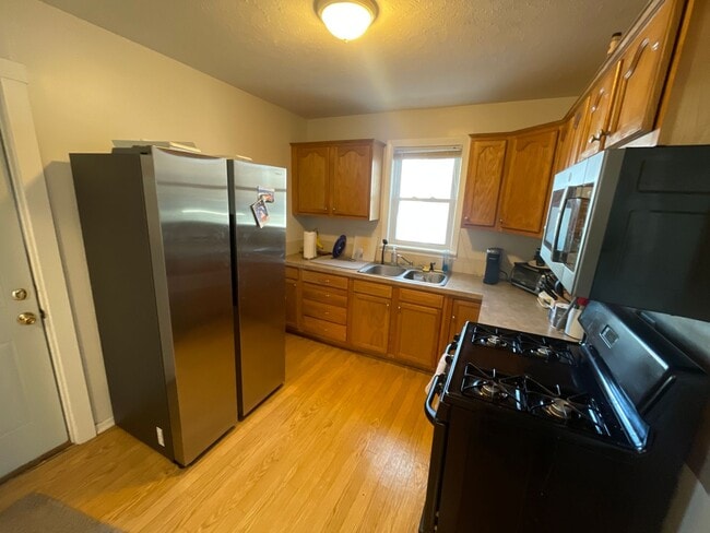 Building Photo - 3BR Duplex Midtown- June 1 move-in