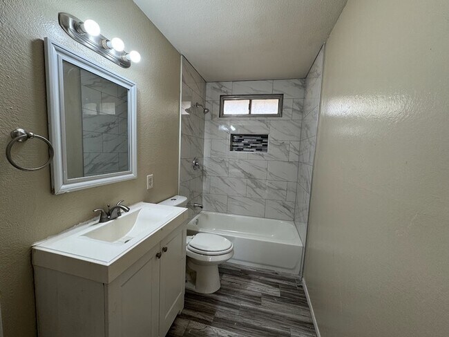 Building Photo - Remodeled Peoria 3br
