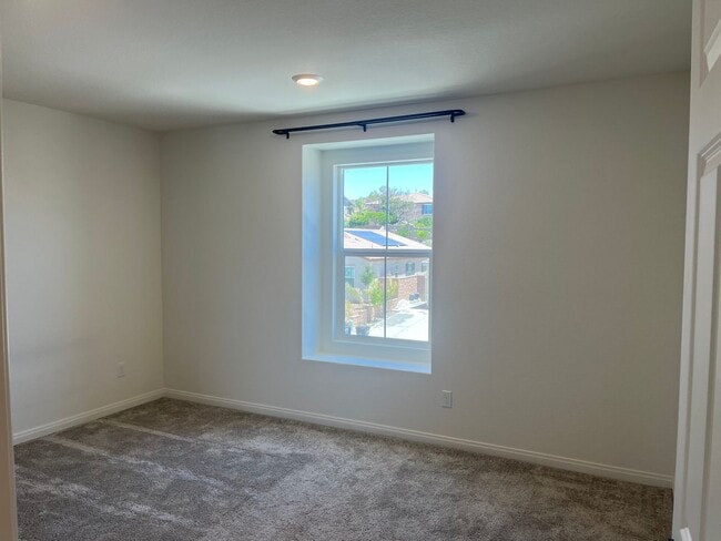 Building Photo - Lake Elsinore 5 Bedroom