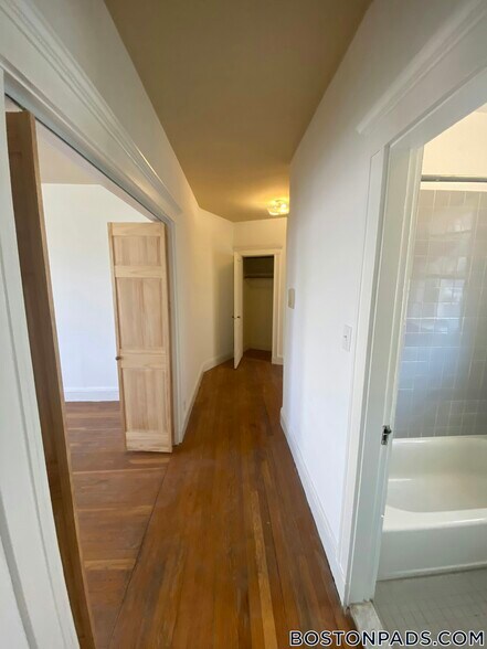 Building Photo - 143 Park Dr