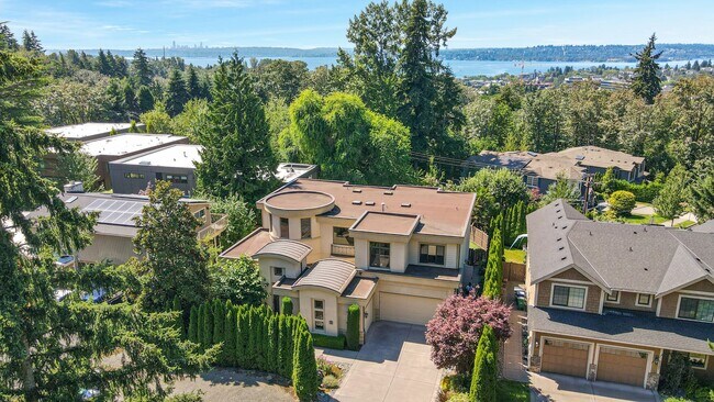 Building Photo - Live the Tuscan Life in Kirkland