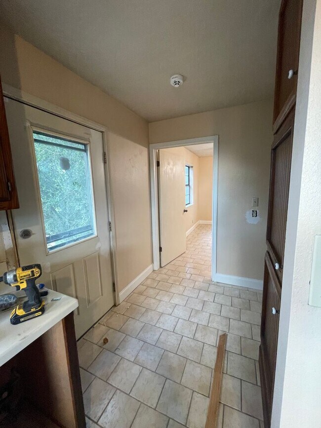 Building Photo - NEW ON MARKET