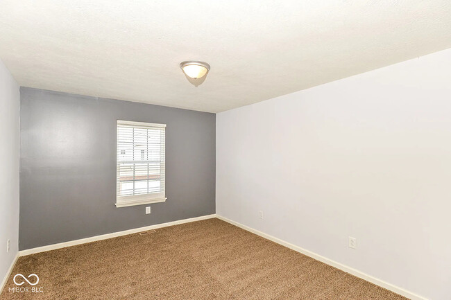 Building Photo - 9651 Calamus Dr