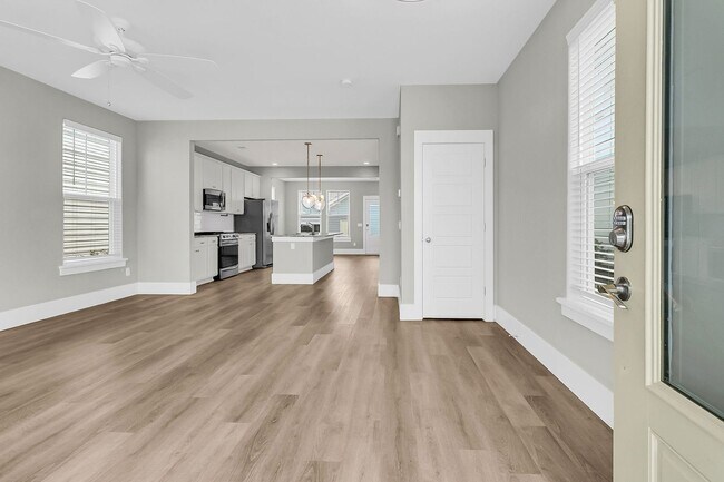 Building Photo - Charming Charleston Home in the Heart of M...