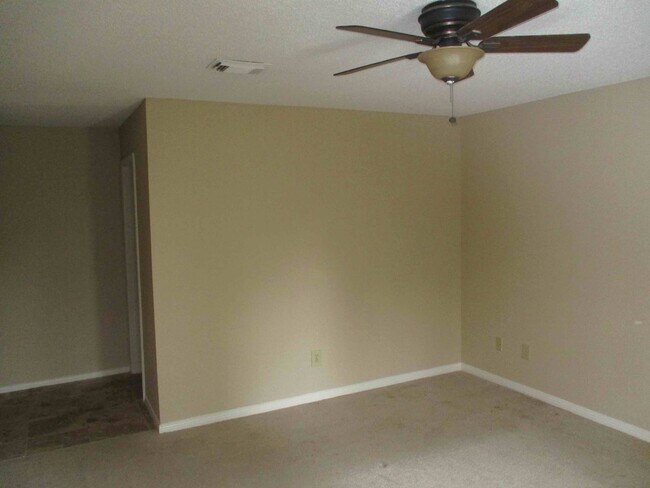 Building Photo - GET A BIG HOUSE FOR A SMALL PRICE IN BEAR CREEK