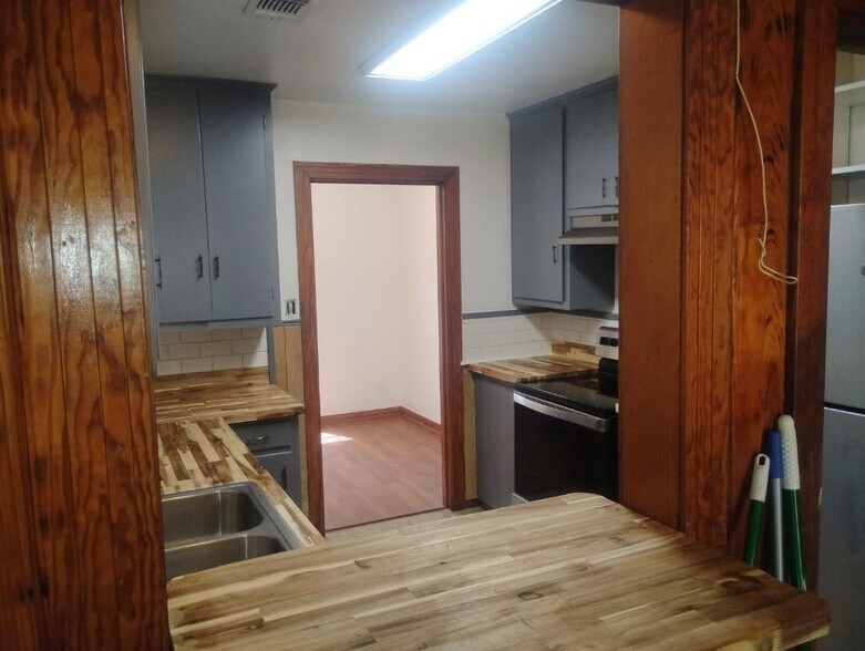 Building Photo - 216 E Morris St