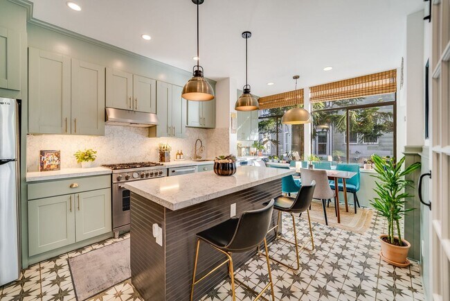 Building Photo - Cole Valley/Ashbury Heights: Remodeled Fla...