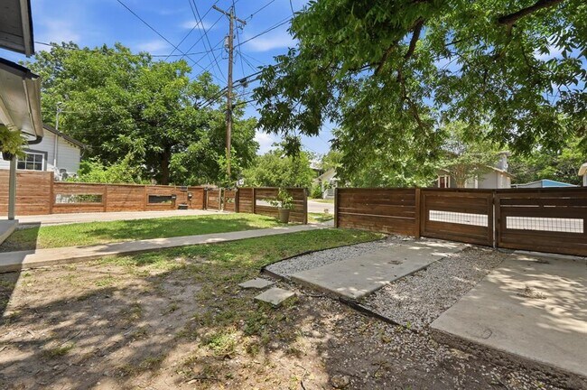 Building Photo - 919 E 51st St