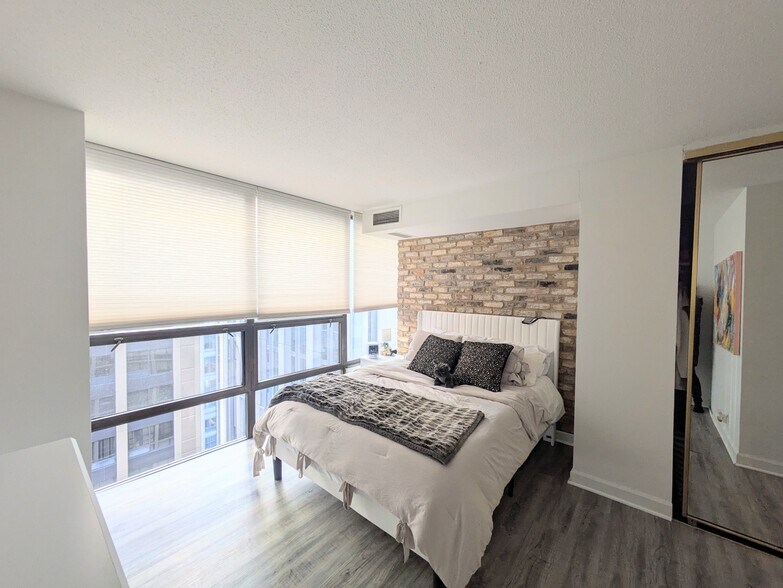 Building Photo - 230 E Ontario St