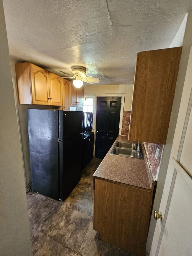 Building Photo - Charming Duplex with Private Entrance