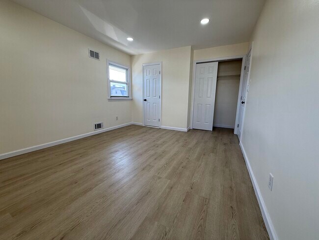 Building Photo - 588 Avenue A