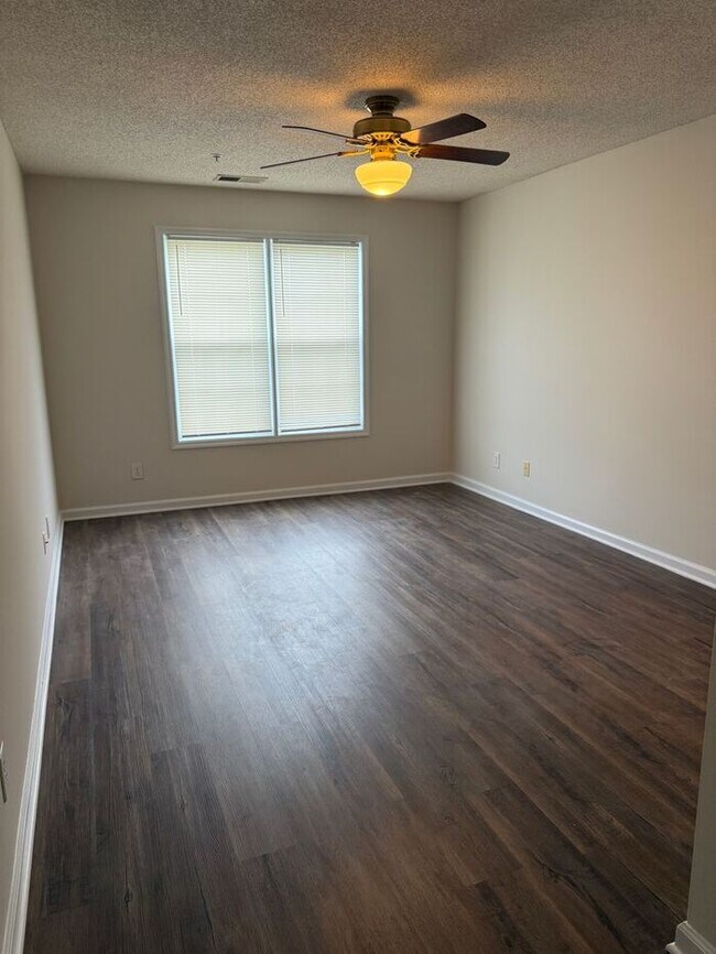Building Photo - Modern Updated Top Floor unit! Freshly Pai...