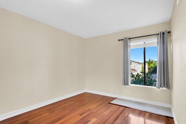 Building Photo - Beautiful townhome in La Jolla!  Three bedrooms plus office/extra bedroom! Available immediately!