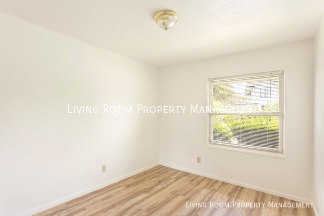 Building Photo - Mid-Century Home in the Heart of Overlook