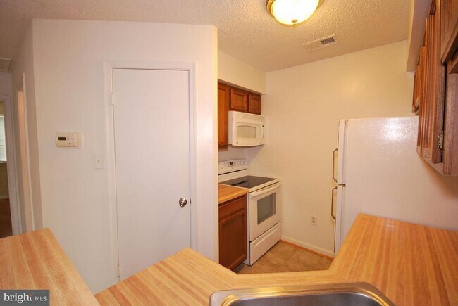 Building Photo - 10825 Amherst Ave