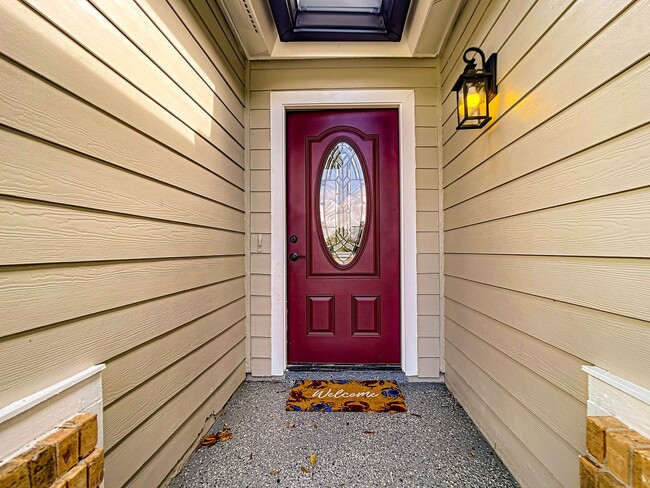 Building Photo - Beautiful 3 Bedroom, 2 Bath POOL Home with 2-Car Garage in the Heart of Hunters Creek!