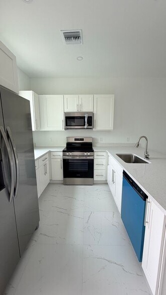 Building Photo - 1105 Dean St E