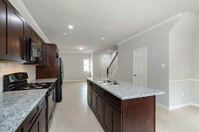 Building Photo - 1043 Marcolin