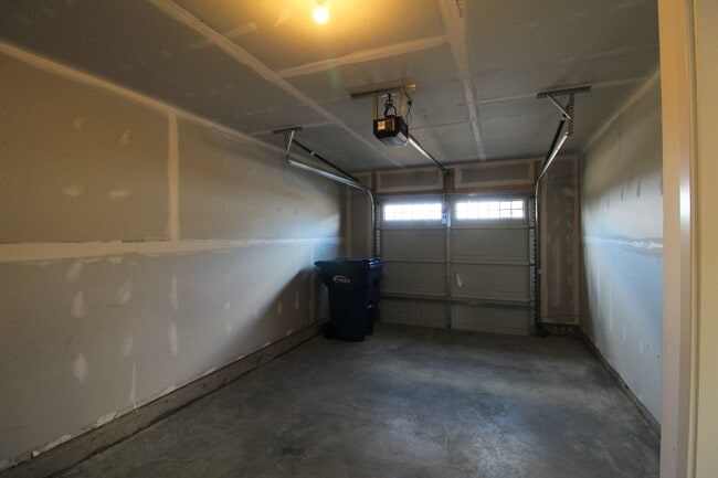 Building Photo - 3 Bedroom 2.5 Townhome Available Now!