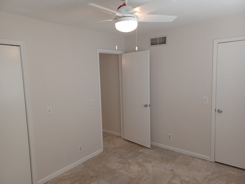 Building Photo - 1016 Riverview Dr