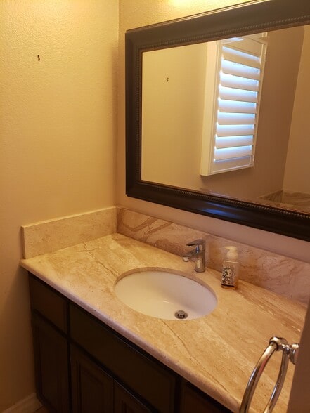 Building Photo - 705 Keenan St