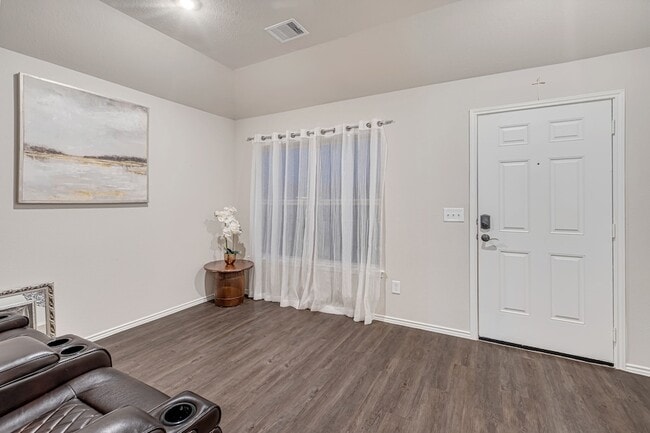 Building Photo - 9921 Spg Crk Rd