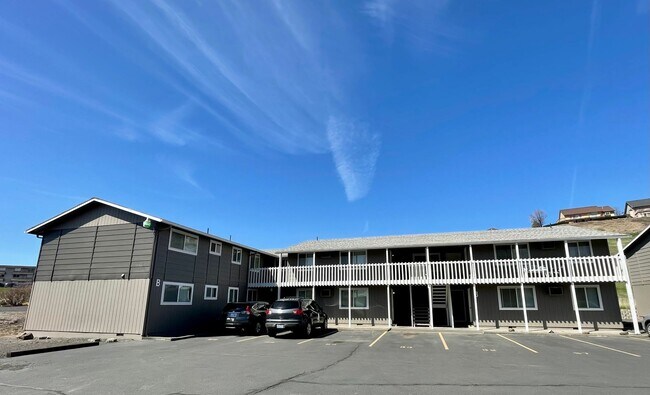 Building Photo - Convenient Location and Comfortable Living