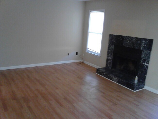 Building Photo - 8000 Woodlake Dr