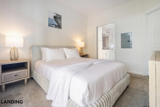 Building Photo - 4921 Pretty Lake Ave