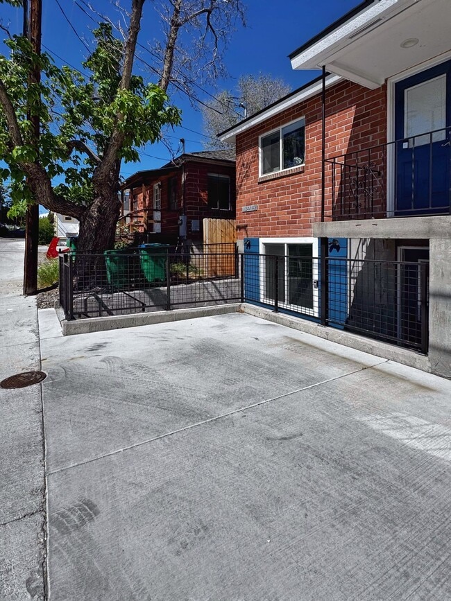 Building Photo - Fully Renovated MidTown Duplex with Parking!