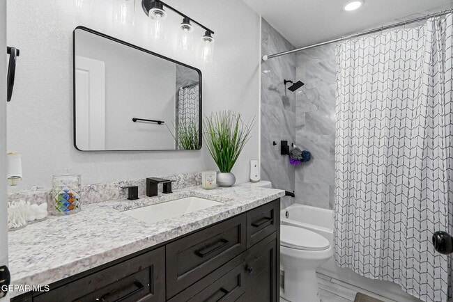 Building Photo - 7740 Phoenix Ave