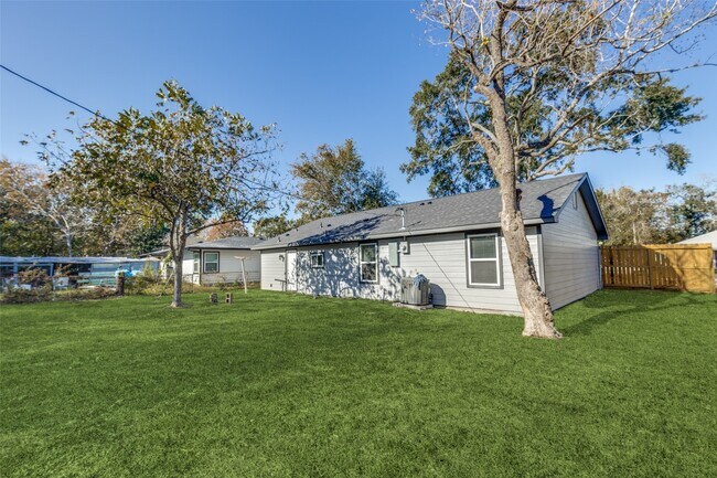 Building Photo - 6038 Glenhurst Dr