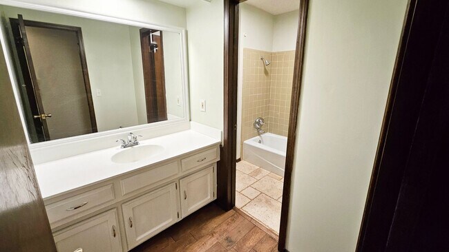 Building Photo - Four Bed/2 Bath Near Lake Hefner