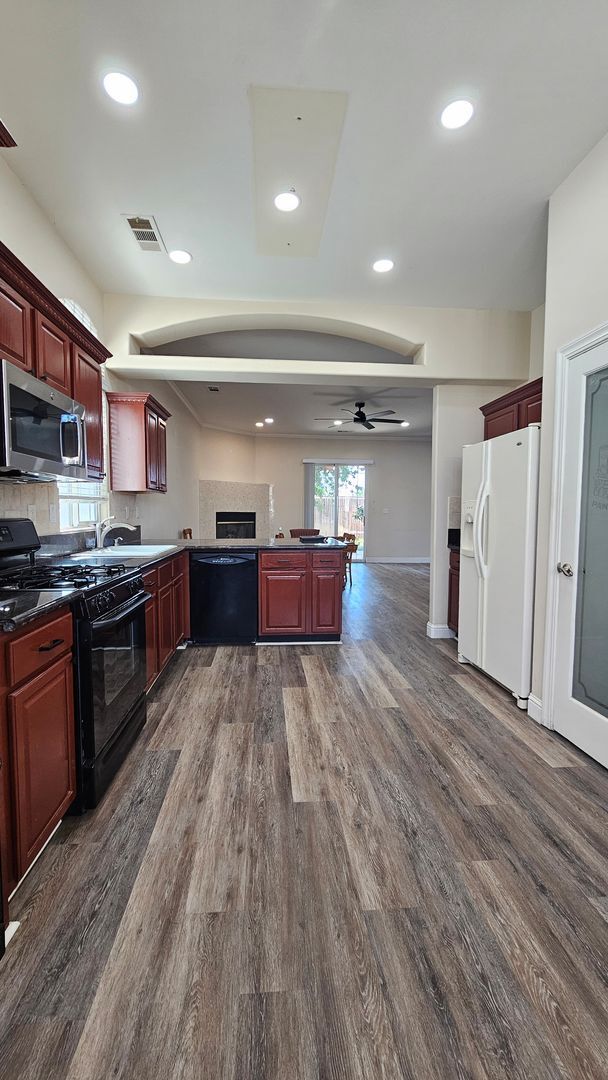 Building Photo - Luxurious Home in North Bakersfield 3 BD 3 BA