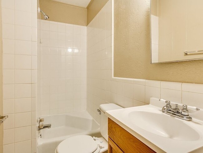 Building Photo - 715 Asp Ave