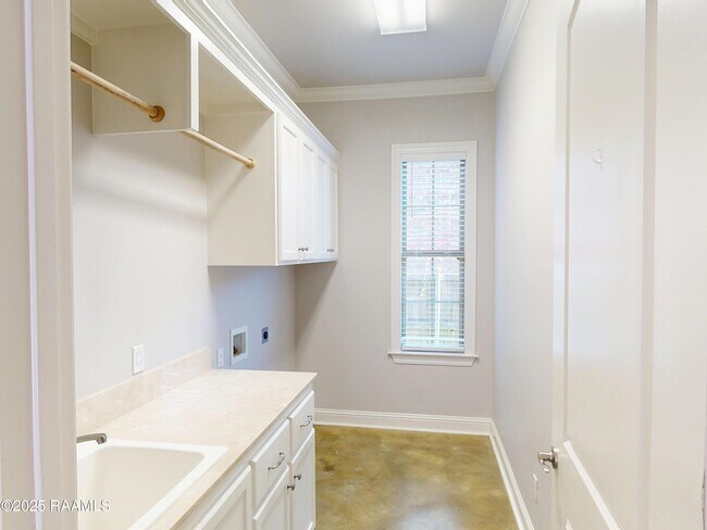 Building Photo - 405 Dunvegan Ct