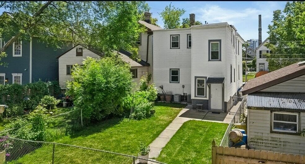 Building Photo - 928 E Land Pl