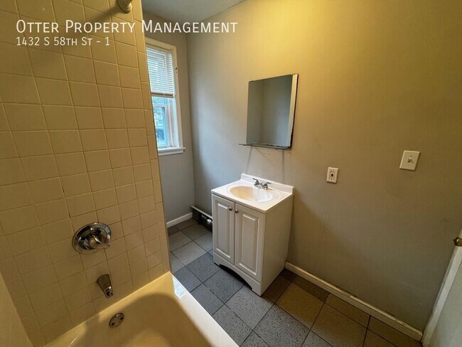 Building Photo - 1432 S 58th St