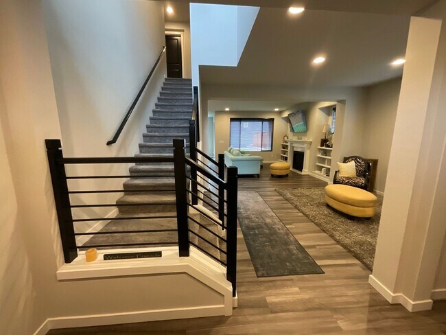 Building Photo - Furnished 4BR/3.5BA Home w/ Modern Ameniti...