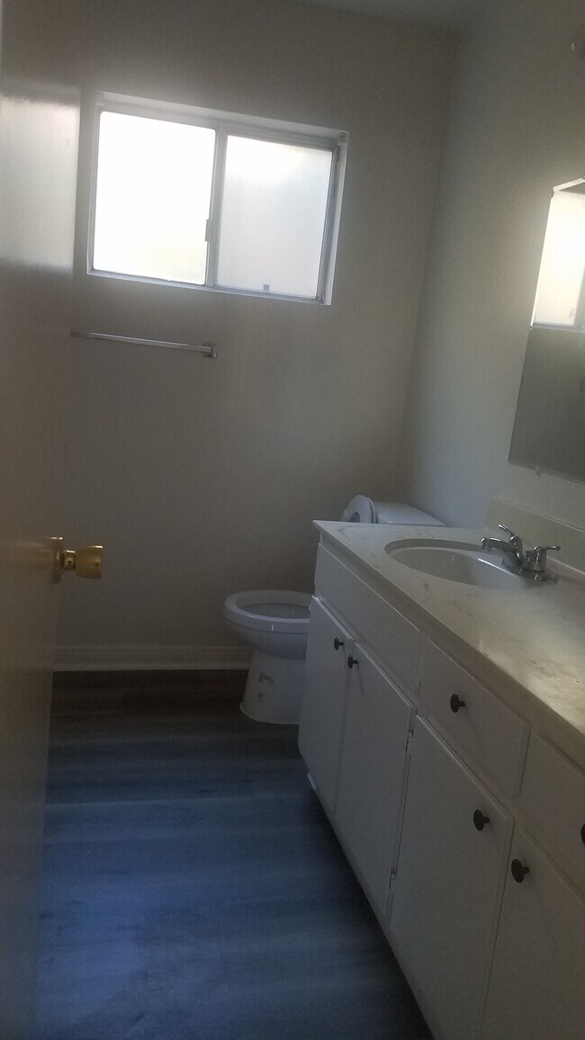 Building Photo - 522 E Avenue Q5