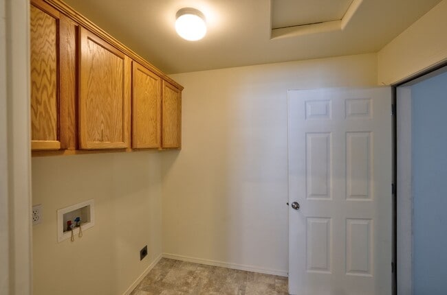 Building Photo - 882 NE Hidden Valley Dr