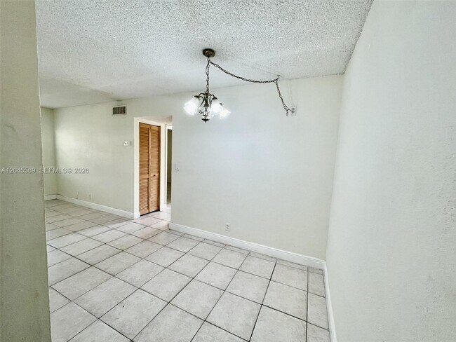 Building Photo - 2642 Riverside Dr