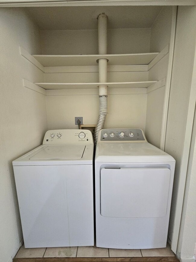 Building Photo - A nice & cozy 1-bedroom, 1-bathroom upstairs condo